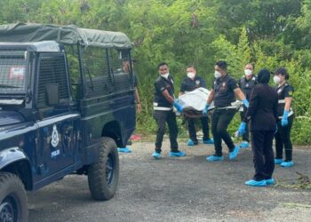 BEBERAPA anggota polis mengangkat mayat seorang individu yang dijumpai dalam sebuah bagasi berhampiran pangsapuri di Ampang Jajar, Butterworth, Pulau Pinang.-GAMBAR/PDRM