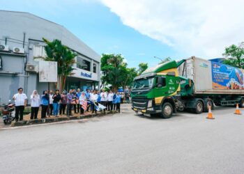AMINUDDIN Zulkipli menyempurnakan Majls Flag-Off pengeksportan produk La Fruta ke pasaran Jordan di Seksyen 31, Kota Kemuning, Shah Alam, hari ini.