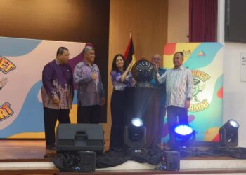 TEO Nie Ching merasmikan Program Kempen Internet Selamat Peringkat Negeri Sembilan di SJK (C) Bandar Sri Sendayan, Seremban hari ini. - UTUSAN/NUR SHARIEZA ISMAIL