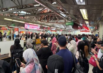 KESESAKAN di stesen Transit Aliran Ringan (LRT) yang mengalami gangguan elektrik. - GAMBAR MEDIA SOSIAL