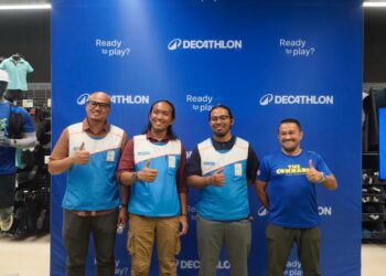 ZULFAZLI Zainal (dua dari kiri) bersama Arman Arshad (empat dari kiri) ketika sidang media di Decathlon Sri Damansara.