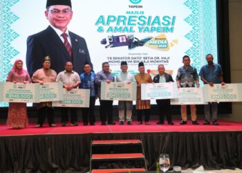 MOHD> Na'im Mokhtar menyampaikan sumbangan YAPEIM kepada kelab-kelab media pada Majlis Apresiasi & Amal YAPEIM Bersama Media 2025, di Kuala Lumpur. - FOTO YAPEIM