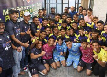 MANZOOR Azwira Abdul Wahid (berdiri, tiga dari kiri) bersama para pemain yang akan membawa cabaran Pulau Pinang pada saingan Piala Emas Raja-Raja kali ke-103 semasa majlis pelancaran jersi pasukan itu di Kepala Batas, Pulau Pinang, semalam.-UTUSAN/DANIAL SAAD