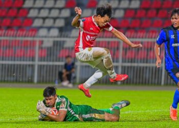 JUNG Seungwon (kiri) mendakap kemas bola sekali gus menafikan peluang penyerang KRW FC Muhammad Rizuan Muda mencetak jaringan gol pada aksi Liga A1 Semi Pro di Stadium Sultan Muhammad IV, Kota Bharu, Kelantan-IHSAN KRW FC
