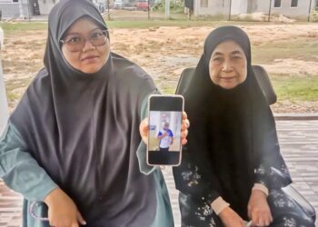 NURUL Husna Abd. Hamid (kiri) dan Sariah Ismail tidak sabar menantikan kepulangan Mohamad Basri  ke Kampung Temin di Jerantut, Pahang. – UTUSAN/HARIS FADILAH AHMAD
