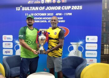 Kaliswaran (kanan) akan membuat perhitungan dengan Azfar pada aksi pembukaan antara Malaysia menentang Pakistan di Stadium Hoki Johor, Taman Daya, Johor Bahru