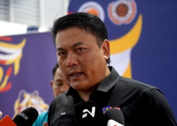 PRESIDEN Persatuan Tinju Malaysia, Datuk Mohamad Iruan Zulkefli pada sidang akhbar ketika lawatan Ketua Kontinjen Sukan SEA bagi persediaan temasya Sukan Sea ke-33 di Majlis Sukan Negara (MSN) Nilai, di sini, hari ini.-UTUSAN/ FAISOL MUSTAFA