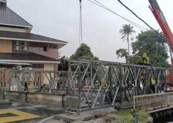 KERJA-KERJA pemasangan 'Bailey Bridge' di Jambatan Sungai Derhaka, Permatang Pauh, Pulau Pinang telah bermula sejak 8 Oktober lalu.