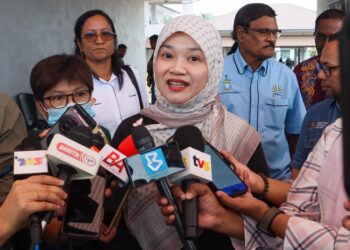 FADHLINA Sidek (tengah) ketika ditemui pemberita di Nibong Tebal, Pulau Pinang hari ini.-UTUSAN/DANIAL SAAD