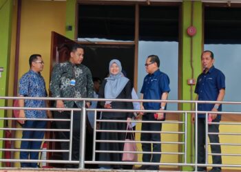 Fadhlina (tengah) selepas menghadiri sesi taklimat di Jabatan Pendidikan Negeri Melaka berhubung kes pelajar tingkatan tiga yang mendakwa dinoda secara bergilir-gilir oleh empat pelajar senior.-UTUSAN/AMRAN ALI.
