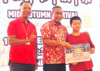 TAKIYUDDIN Hassan (dua kiri) menyampaikan hadiah kepada salah seorang pemenang semasa Sambutan Malam Kebudayaan Perayaan Pesta Tanglung di Kota Bharu, Kelantan malam tadi-UTUSAN/YATIMIN ABDULLAH.