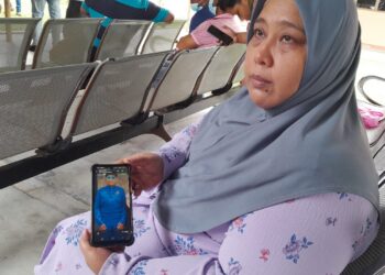 Zanaidah menunjukkan gambar Muhammad Hafizhan Hanafi ketika ditemui di Unit Forensik Hospital Kota Tinggi hari ini