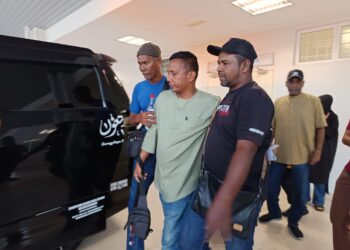 MUHAMMAD Hafizuddin Abdullah (tengah) ketika di Unit Perubatan Forensik Hospital Rembau pada awal bulan lalu.-UTUSAN/NOR AINNA HAMZAH.