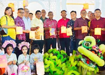 TAKIYUDDIN Hassan (tengah) sewaktu merasmikan Sambutan Malam Kebudayaan Perayaan Pesta Tanglung di Kota Bharu, Kelantan.