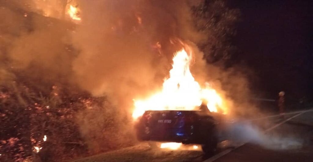 Kereta BMW musnah terbakar, api merebak ke lereng bukit 1 WhatsApp Image 2025 10 12 at 2.01.27 PM