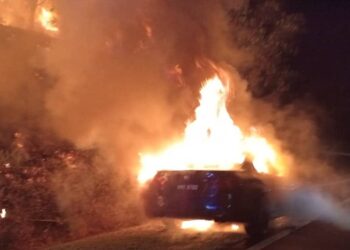 Keadaan kereta BMW yang terbakar dalam kejadian Jalan Kayu Ara menghala ke Sendayan malam tadi.