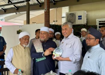AHMAD Zahid Hamidi (dua kanan) menerima cenderamata  daripada Cik Wan Hilmy Wan Mohamed Rehlah Perdana Madani di Madrasah An Nabawiyyah, Pulau Tawar, Jerantut, Pahang hari ini-UTUSAN/ SALEHUDIN MAT RASAD.