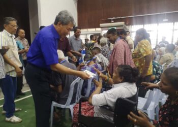 MOHAMAD Hasan menyampaikan sumbangan kepada penerma pada Program Penyampaian Sumbangan Deepavali 2025 di Dewan Orang Ramai Rantau, Seremban hari ini.-UTUSAN/NUR SHARIEZA ISMAIL