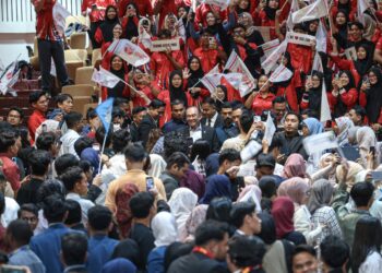 Perdana Menteri, Datuk Seri Anwar Ibrahim menyantuni para pelajar ketika hadir pada Penutupan Program Sidang Kemuncak Antarabangsa Pemimpin Muda Masa Hadapan 2025 di Pusat Dagangan Dunia Kuala Lumpur (WTCKL) di sini hari ini. GAMBAR: FARIZ RUSADIO