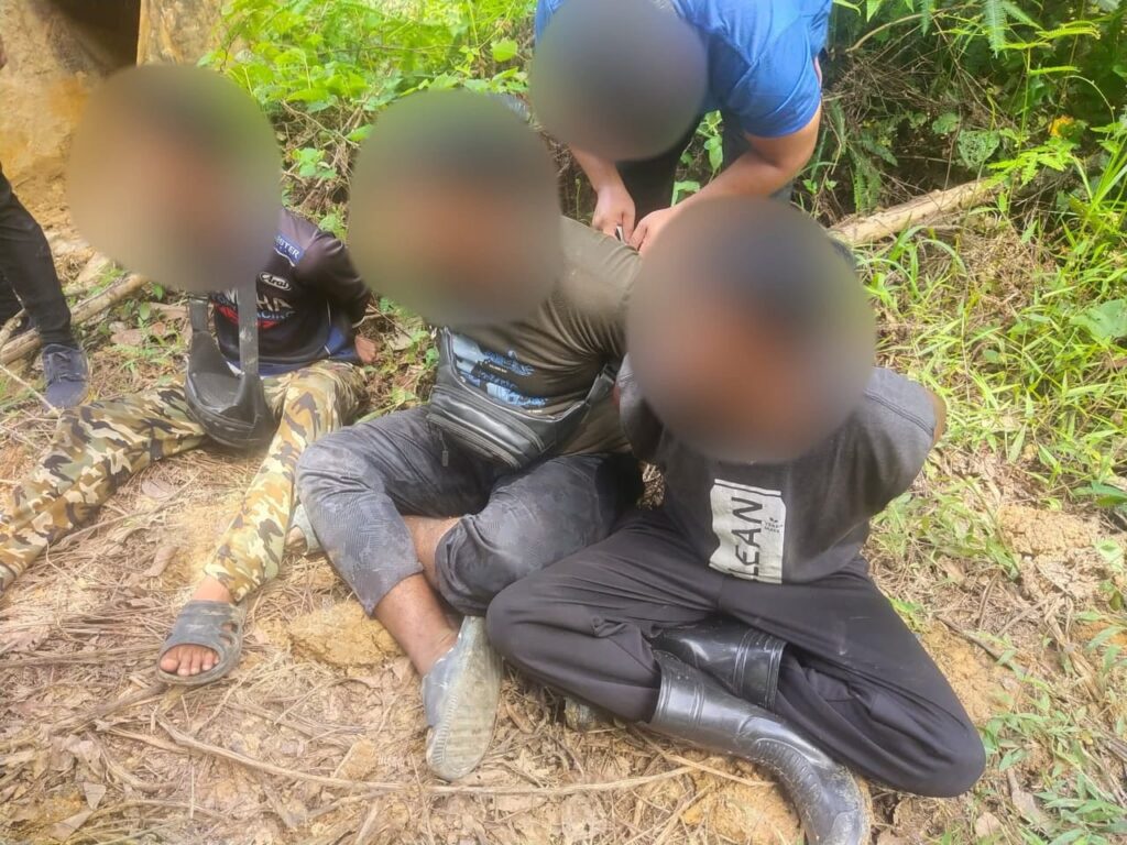 Lombong emas secara haram di Jeli, tiga lelaki Indonesia ditahan 1 WhatsApp Image 2025 10 13 at 10.07.21 PM