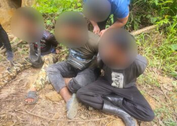 TIGA warganegara Indonesia yang disyaki melakukan aktiviti perlombongan emas secara haram dalam serbuan di Jeli, Kelantan hari ini-IHSAN IPD JELI.