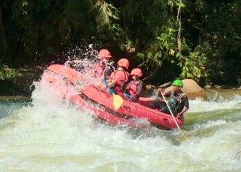 AKTIVITI berakit meredah jeram antara rekreasi air yang terdapat di Gopeng, Perak.