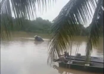 TANGKAP layar video tular memaparkan sebuah kereta terjunam ke dalam sungai di pekan Pagoh, Muar, Johor petang tadi
