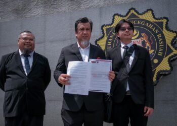 ZULKARNAIN Mahdar ketika ditemui media selepas menghantar laporan kepada SPRM di hadapan bangunan SPRM Putrajaya. - UTUSAN/FAIZ ALIF ZUBIR