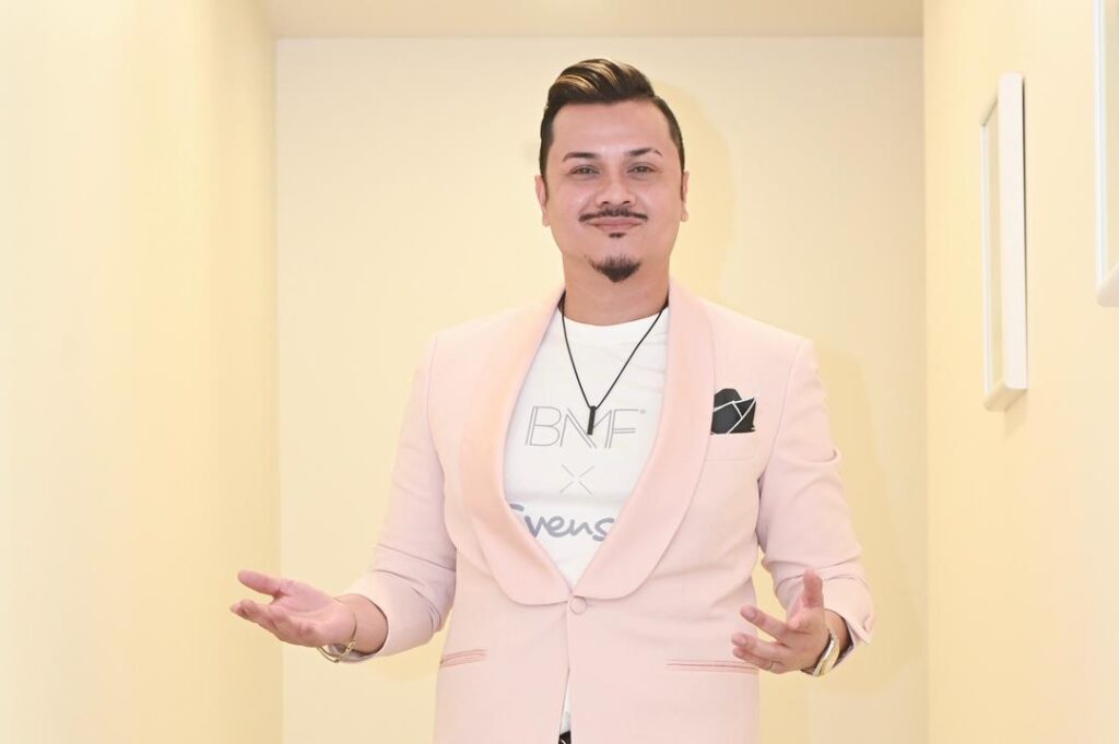 Dulu artis lelaki dilarang pakai aksesori, baju merah jambu