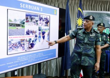 Komander Briged Tengah Pasukan Gerakan Am, SAC Hakemal Hawari pada sidang akhbar kejayaan tangkapan dan rampasan melibatkan sindiket penyeludupan migran, di Briged Tengah PGA, di sini hari ini. Foto: SHIDDIEQIIN ZON