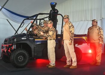 AHMAD ZAHID Hamidi (tengah) menunjukkan isyarat bagus semasa berada di atas 'Kenderaan Pintar' pada majlis perasmian 'Sambutan Bulan Kesiapsiagaan Nasional di Padang FA Jerantut di Jerantut, Pahang. - UTUSAN/SHAIKH AHMAD RAZIF