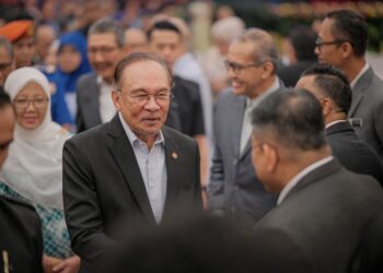 ANWAR Ibrahim ketika hadir pada majlis perjumpaan dengan warga JPM, di Putrajaya. - UTUSAN/FAIZ ALIF ZUBIR