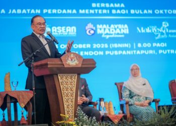 ANWAR Ibrahim ketika hadir pada majlis perjumpaan dengan warga JPM, di Putrajaya. - UTUSAN/FAIZ ALIF ZUBIR