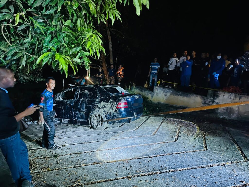 Mayat pemandu kereta terjunam dalam sungai ditemui