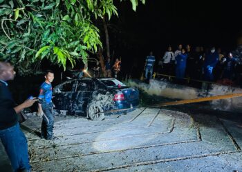PIHAK bomba menemui mayat seorang lelaki selepas kereta dipandunya terjatuh dalam sungai di pekan Pagoh, Muar.