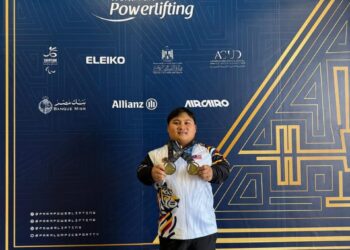 ATLET powerlifting negara, Bonnie Bunyau Gustin bergambar Bersama pingat yang dimenanginya di Kejohanan Para Powerlifting Dunia di Kaherah, semalam. - Ihsan Majlis Sukan Negara