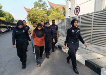 NOR Aleeya Suhadah Mohamad dan Muahmad dibawa ke Mahkamah Sesyen Seremban bagi didakwa atas pertuduhan mencabul seorang murid perempuan di sebuah sekolah di Rembau minggu lalu. -UTUSAN/NOR AINNA HAMZAH
