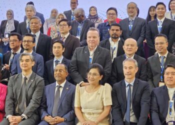 ZAMBRY Abdul Kadir (duduk, dua kiri) bergambar bersama Pengerusi Suruhanjaya Pendidikan Tinggi (CHED) Filipina, Shirley C. Agrupis (duduk, tengah), Duta Kesatuan Eropah ke ASEAN, Sujiro Seam (duduk, kiri) dan delegasi-delegasi sempena Dialog Polisi Pendidikan Tinggi EU-ASEAN, di sini hari ini.