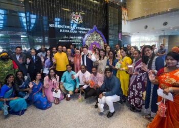 NGA Kor Ming (tengah) bergambar bersama kakitangan warga India KPKT pada Majlis Madani Deepavali@KPKT di Putrajaya. - UTUSAN/FAISOL MUSTAFA