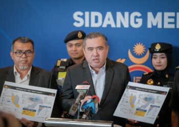 ANTHONY Loke ketika sidang akhbar selepas majlis perhimpunan Setia Khas di Kementerian Pengangkutan, Putrajaya. - UTUSAN/fAIZ ALIF ZUBIR