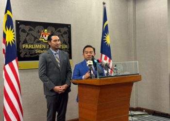 WAN Saiful Wan Jan dan Wan Ahmad Fayhsal pada sidang akhbar di Bangunan Parlimen, Kuala Lumpur hari ini.-UTUSAN/HASIF IDRIS.