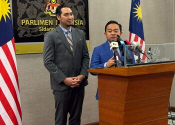 WAN Saiful Wan Jan dan Wan Ahmad Fayhsal pada sidang akhbar di Bangunan Parlimen, Kuala Lumpur hari ini.-UTUSAN/HASIF IDRIS.