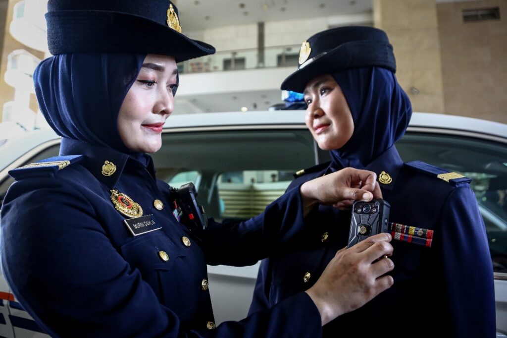 Anggota penguat kuasa JPJ kini dilengkapi kamera badan