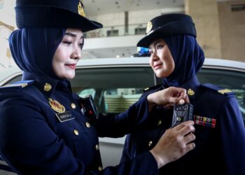 ANGGOTA JPJ menunjukkan pemakaian kamera badan di Kementerian Pengangkutan Putrajaya. - UTUSAN/FAIZ ALIF ZUBIR