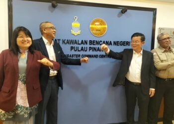 CHOW Kon Yeow (dua dari kanan) ketika merasmikan Pusat Kawalan Bencana Negeri (SDCC) di Komtar, George Town, Pulau Pinang, hari ini.