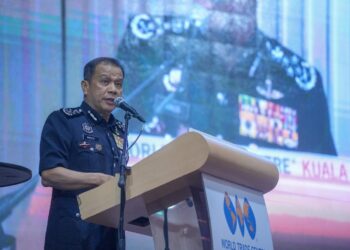 MOHD. Khalid Ismail berucap ketika melancarkan Kempen Anti Buli di Kuala Lumpur hari ini.-UTUSAN/SADDAM YUSOFF