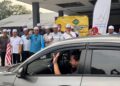 MOHAMAD Abdul Hamid (empat dari kiri) ketika melepaskan konvoi Delegasi Usahawan Bumiputera Pulau Pinang ke MIHF25 di Seberang Jaya, Pulau Pinang hari ini.-UTUSAN/SITI NUR MAS ERAH AMRAN