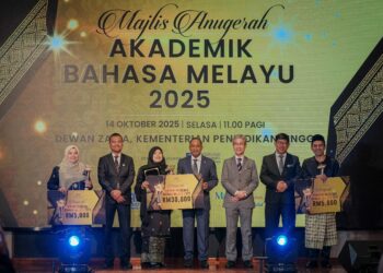 ZAMBRY Abd. Kadir (tengah) bergambar bersama para pemenang Anugerah Terbaik Akademik Bahasa Melayu 2025, di Kementerian Pendidikan Tinggi, Putrajaya. – UTUSAN/FAIZ ALIF ZUBIR