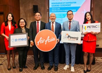WONG Hon Wai (tiga dari kiri) bersama Fareh Mazputra (tiga dari kanan) pada majlis pemeteraian MoC antara PMED dan AirAsia Berhad di George Town, Pulau Pinang semalam.-UTUSAN/SAFINA RAMLI