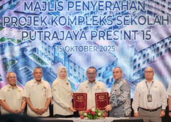 ALEXANDER Nanta Linggi (tengah) menyaksikan Dokumen Serahan Projek Pembinaan Sekolah Baharu Kompleks Sekolah Presint 15 di Sekolah Presint 15 di Putrajaya. - UTUSAN/FAIZ ALIF ZUBIR